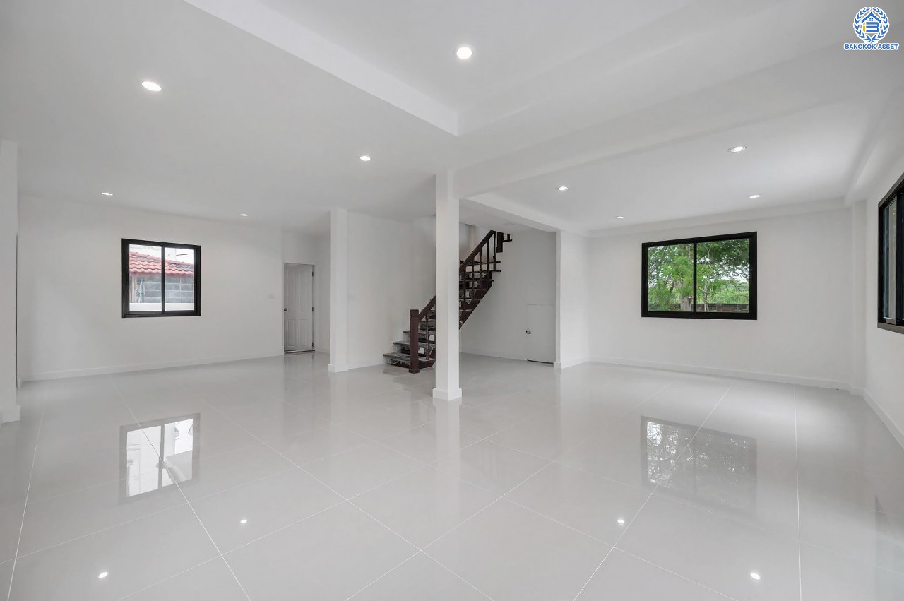 บ้านมือสองตกแต่งใหม่ คุณภาพแบรนด์ LH โครงการ ชลลดา บางบัวทอง เนื้อที่ 83 ตร.ว. ตกแต่งหรูหรา ฟังก์ชันจัดเต็ม 5 ห้องนอน 3 ห้องน้ำ จอดรถได้ 2 คัน พร้อม Facilities ครบ! บนทำเลคุณภาพ เชื่อมต่อได้หลายเส้นทาง ใกล้เซ็นทรัลเวสต์เกต และรถไฟฟ้า "สถานีบางพลู"